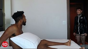 Ahunu Reed Takes a huge facial