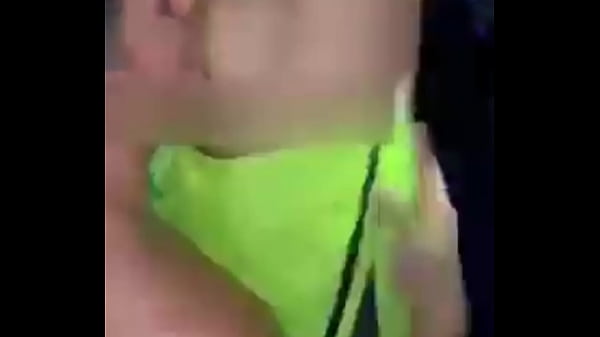 Rico chacal de se deja mamar verga en Antro de ...