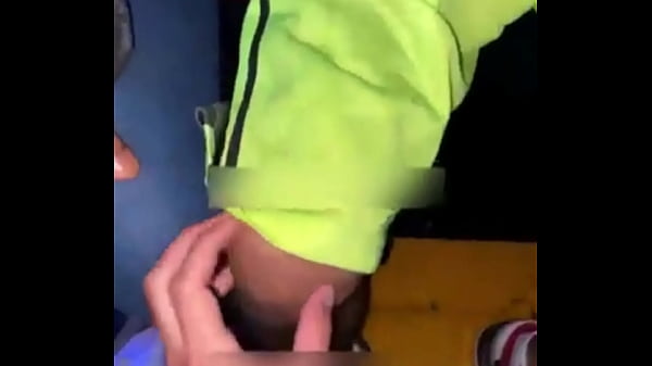 Download Video - Rico chacal de se deja mamar verga en Antro de la CDMX