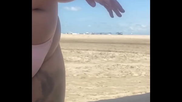 Download Video - Deixei o novinho pegar na minha Buceta na praia e l&oacute;gico que eu tamb&eacute;m peguei no pau dele