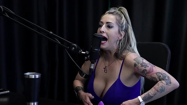 Download Video - Loira mostra os peitos depois de falar que se estressou com ator na cena&comma; &eacute; atriz de fetiche&comma; n&atilde;o gosta de sexo anal&comma; e o jogo do Mama&comma; Senta ou Passa&period;&period;&period; - Julia Fontanelli &lpar;WATCH ON&colon; SHEER&sol;RED&rpar;