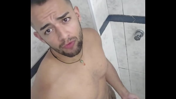 socando uma punheta no banheiro da minha tia