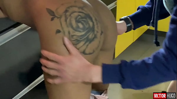 Novinha Menstruada Sentando na Rola