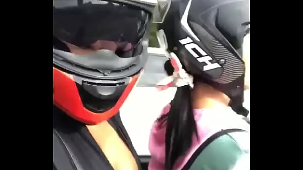Manejando en moto y mostrando tetas