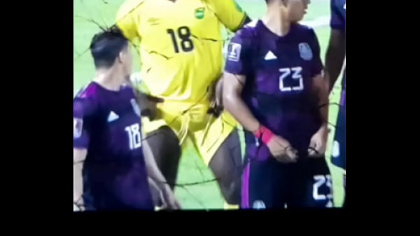 Futbolista de Jamaica mostrando piernas