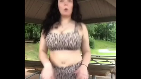 Emerald twerks her big ass