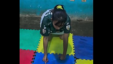 チアリーダーは体力テストに合格する必要があり、最終的にスクワットでペニスを飛び越えることになった。