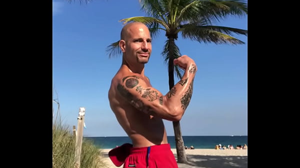Download Video - MAXXX LOADZ FLEXING AT THE BEACH