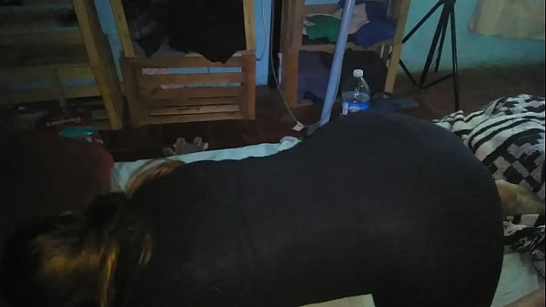 Tenemos sexo de perrito con su tanguita y vestidito negro por la noche cuando mis suegros se van a comer salchipapas