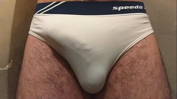 Download Video - Pau duro pulsando na cueca com mala marcada
