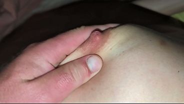MrMsSexyCouple - 義母の部屋を覗き見すると、彼女は私とのセックスのあらゆる瞬間を楽しんでいる。