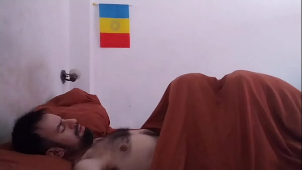 Download Video - Despertando a mi macho peludo con una linda mamada&comma; aprovechando su erecci&oacute;n matutina&period;