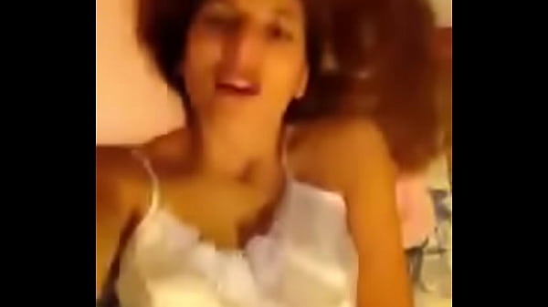 TETONA GH 15 SE MASTURBA