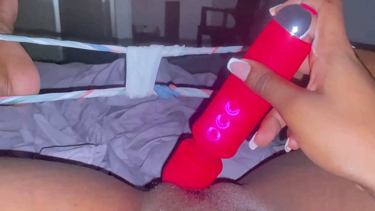 Vecina me envia video masturbandose en la ncohe cuando su marido no esta en casa