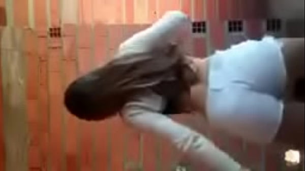 Loirinha deliciosa dan&ccedil;ando Funk