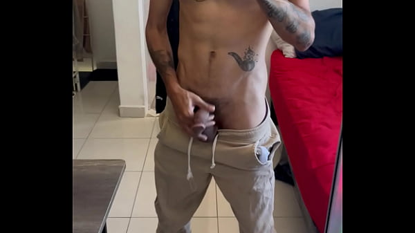 Meleg maszturbálás a kanapén