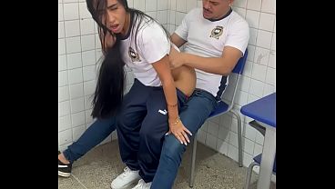 Download Video - Na hora do recreio no colegio em fortaleza novinha de 18 estudante do ensino medio sentou no pau do amigo na sala de aula