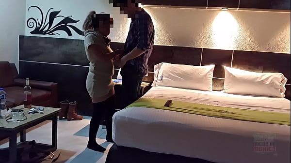 Download Video - El aguador&comma; follando a mi Milf Pam esposa liberal unos segundos es suficiente para dejarla escurriendo y empapada en sus propio squirt tanto para deterner la grabacion y secarnos