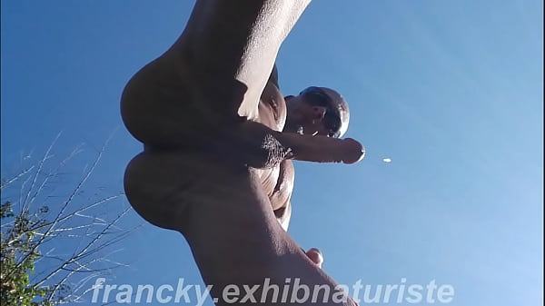 Branlette et &eacute;jaculation en ext&eacute;rieur vue de de...