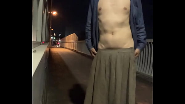 Download Video - 女装まゆ橋の上でヌード