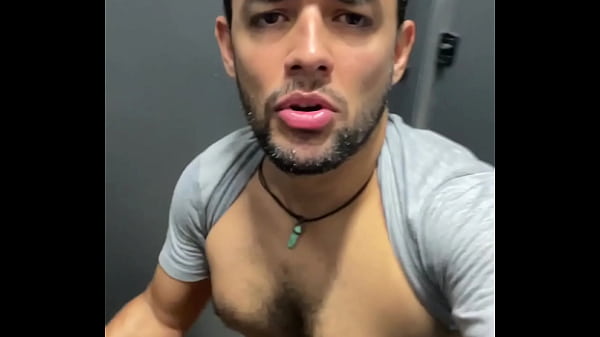 Foda no banheiro publico, um entra e sai do box...