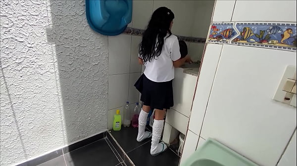 PADRASTRO PERVERTIDO LE DESTROZA EL CO&Ntilde;O A SU INOCNETE HIJASTRA SKINNY HORNY