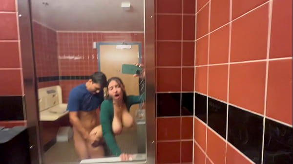 Hailey Rose - Рискованный кримпай в общественном туалете Whole Foods Hailey Rose