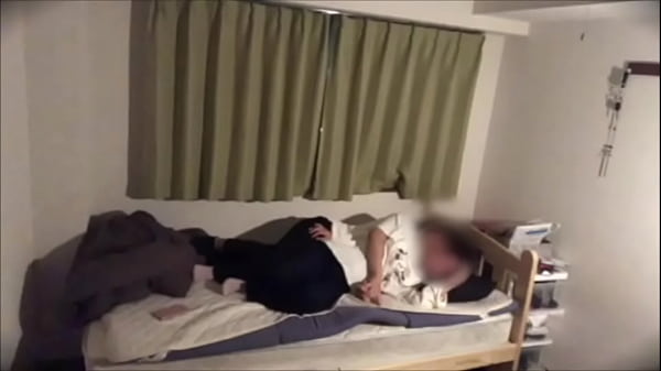 A date in my boyfriend's room during the rainy season. A female college student who has sex with her boyfriend on the bed in the rain.