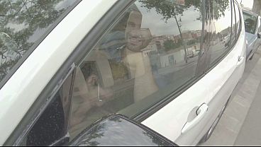 このブルネットはシャワーで立ったまま犯され、彼は彼女のお尻に射精する