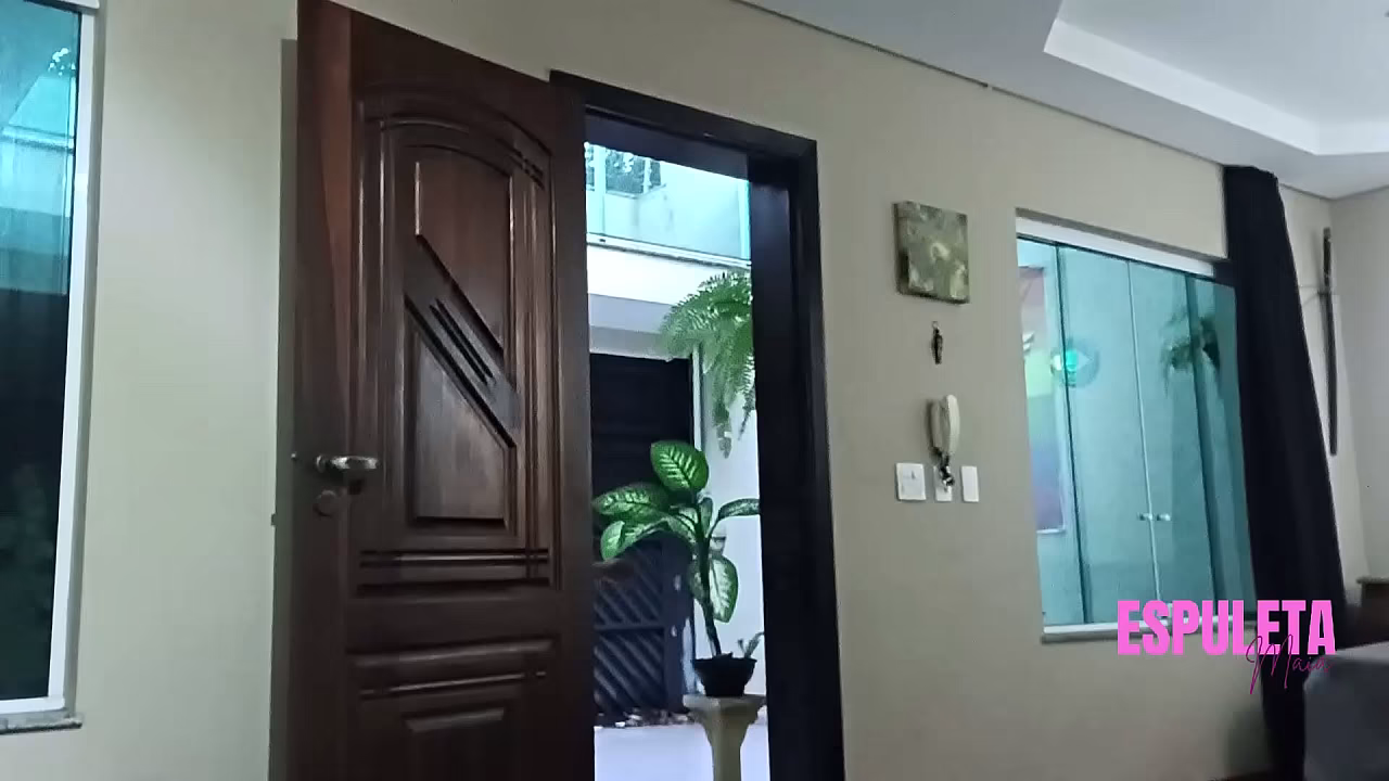 Namorado do seu tio te ajudando a bater sua punheta matinal - JOI - com Espuleta Maia