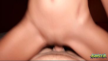 18歳のアジア人が犬体位で激しく責められる
