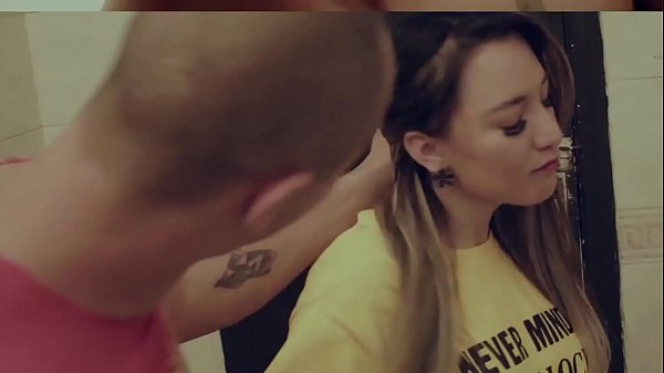 ISABELLA MARTINS MEETS EX IN A BATHROOM AND LET HIM SUCK HER PUSSY AND CUISINE
