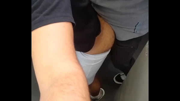 Fui mijar e desci o short at&eacute; mostrar minha bun...