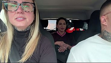 Download Video - Chamei a tia da creche pra foder com n&oacute;s gostoso at&eacute; gozar em todo nosso carro &excl; E mela a buceta dela tida de gozo