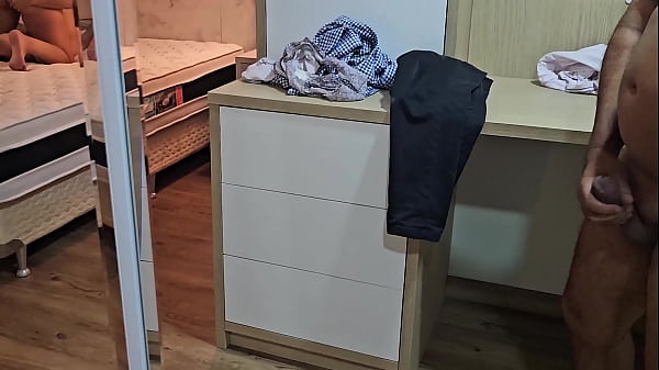 flagrei minha esposa  no apartamento com o entregador e fiquei cheio de tesão