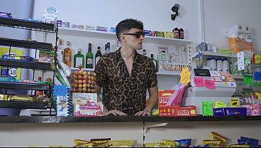 ボスマンが暴走！生々しいイギリスの街角の店の4人組！