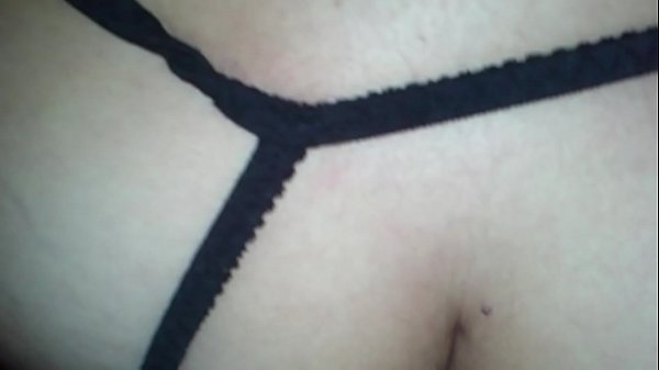 Se talla y se la mete por el culo