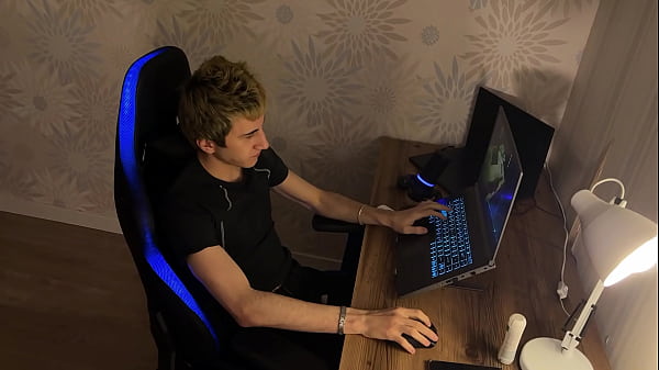 distracted from the game, fucked a twink's tight ass with a big dick and came