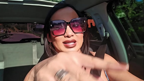 Download Video - Sobrinha anda de app do sexo com a tia inocente&comma; e desvia o caminho e pede uma massagem relaxante&period;