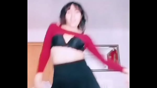 esta mujer en sosten negro como lo  mueve