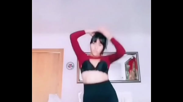 esta mujer en sosten negro como lo  mueve