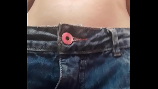 Download Video - Essa Puta Novinha de Peitinhos Pequenos Sai na Rua Usando um Short Sem Calcinha&period; Veja Como a Buceta Dela est&aacute; Peludinha