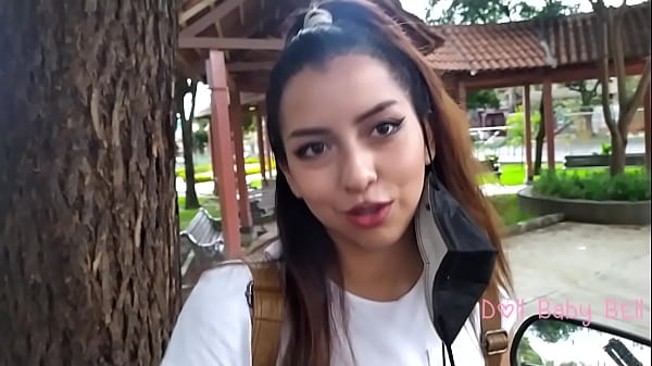 Download Video - La vi sola no queria que se moje asi que me la llevare al motel