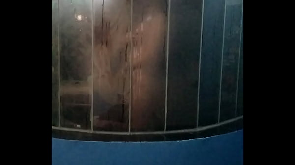 Ma Femme Se Baigne Avec Son Amie Pendant Que Je La Baise