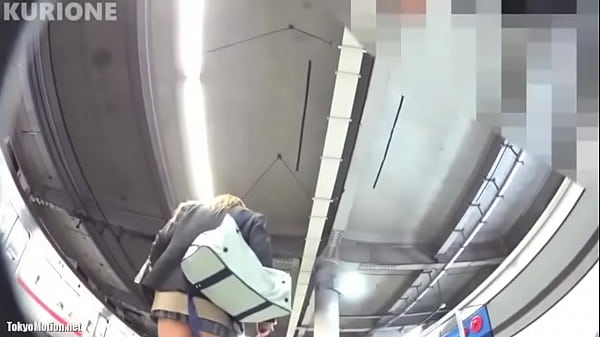 《パンチラ動画》ギャル制服女子のパンティ