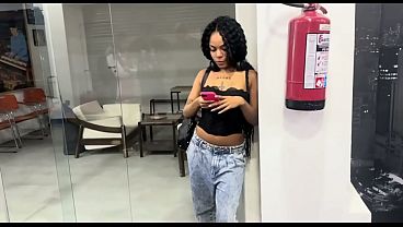 Novinha Brazilian Girl, foi encontrar o namorado e o corninho fez a safada dar a buceta para os amigos da rua