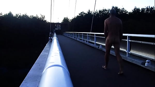 Download Video - exhib  sur passerelle au dessus de l'autoroute