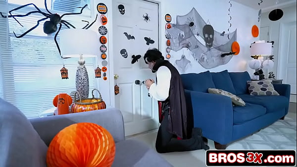 Halloween Bang Fest with Cecilia and a Surprise Trick-or-Treat Fuck