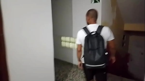 Meu sobrinho chegou da praia no tesao e seu Tioz&atilde;o e arrega&ccedil;ou sua cucetona na sua rolona preta