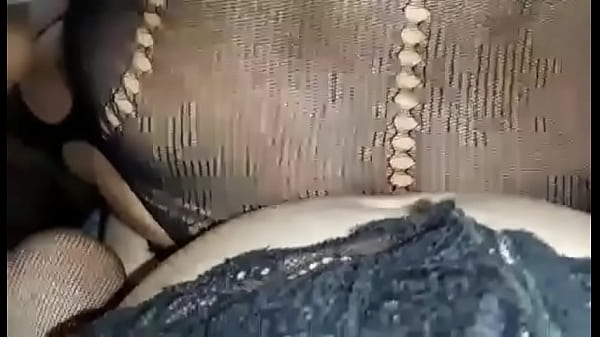 Jolie Salope Assise Et Suçant En Même Temps (Suite)